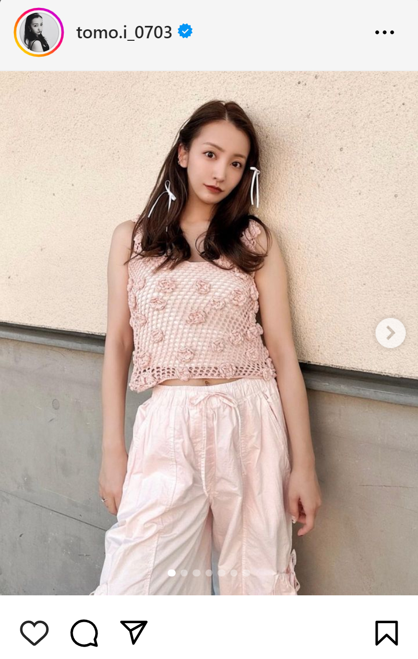 板野友美、ピンク服「へそチラ」連発ショットに絶賛「おへそもcute