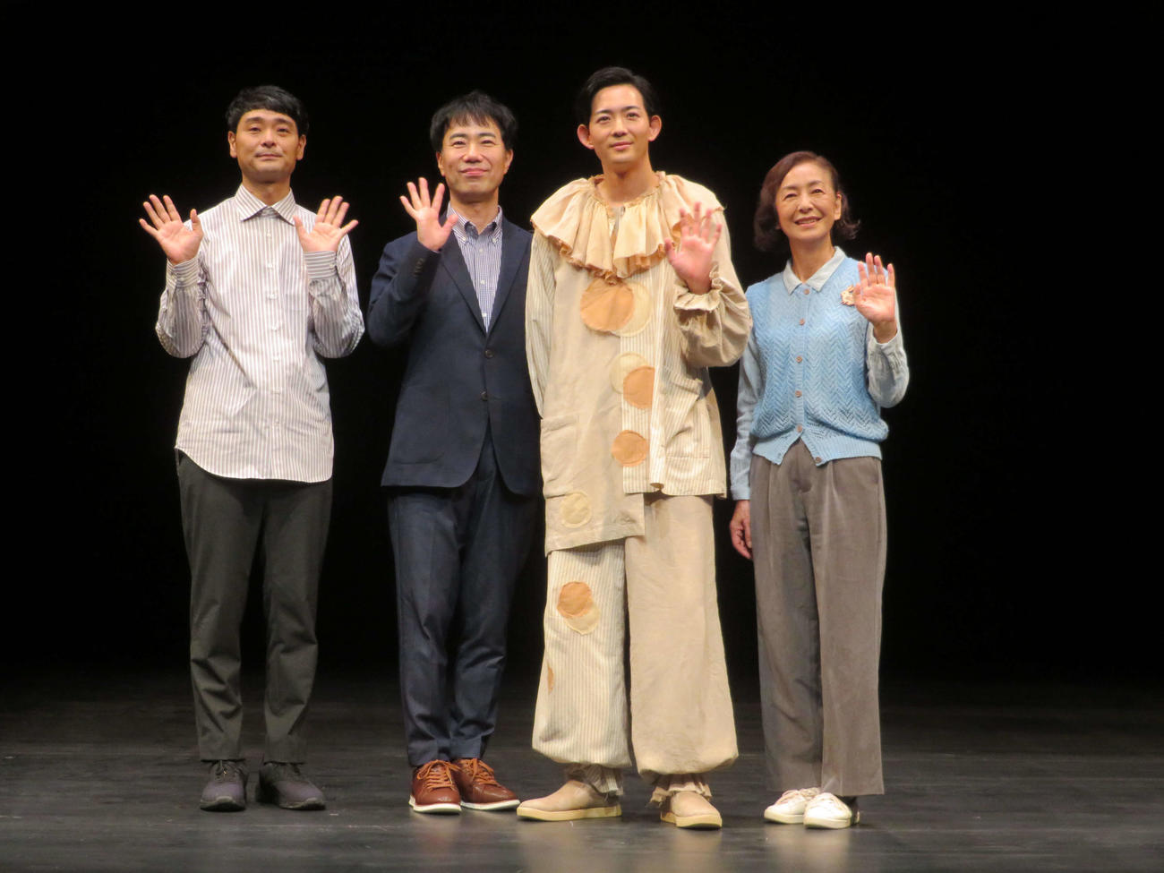 舞台「ガラパコスパコス～進化してんのかしてないのか～」初日前会見に登壇した、左からノゾエ征爾、藤井隆、竜星涼、高橋恵子（撮影・村上幸将）