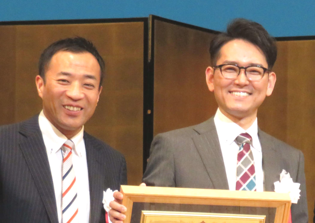 ナイツ塙宣之（左）と土屋伸之（17年3月撮影）