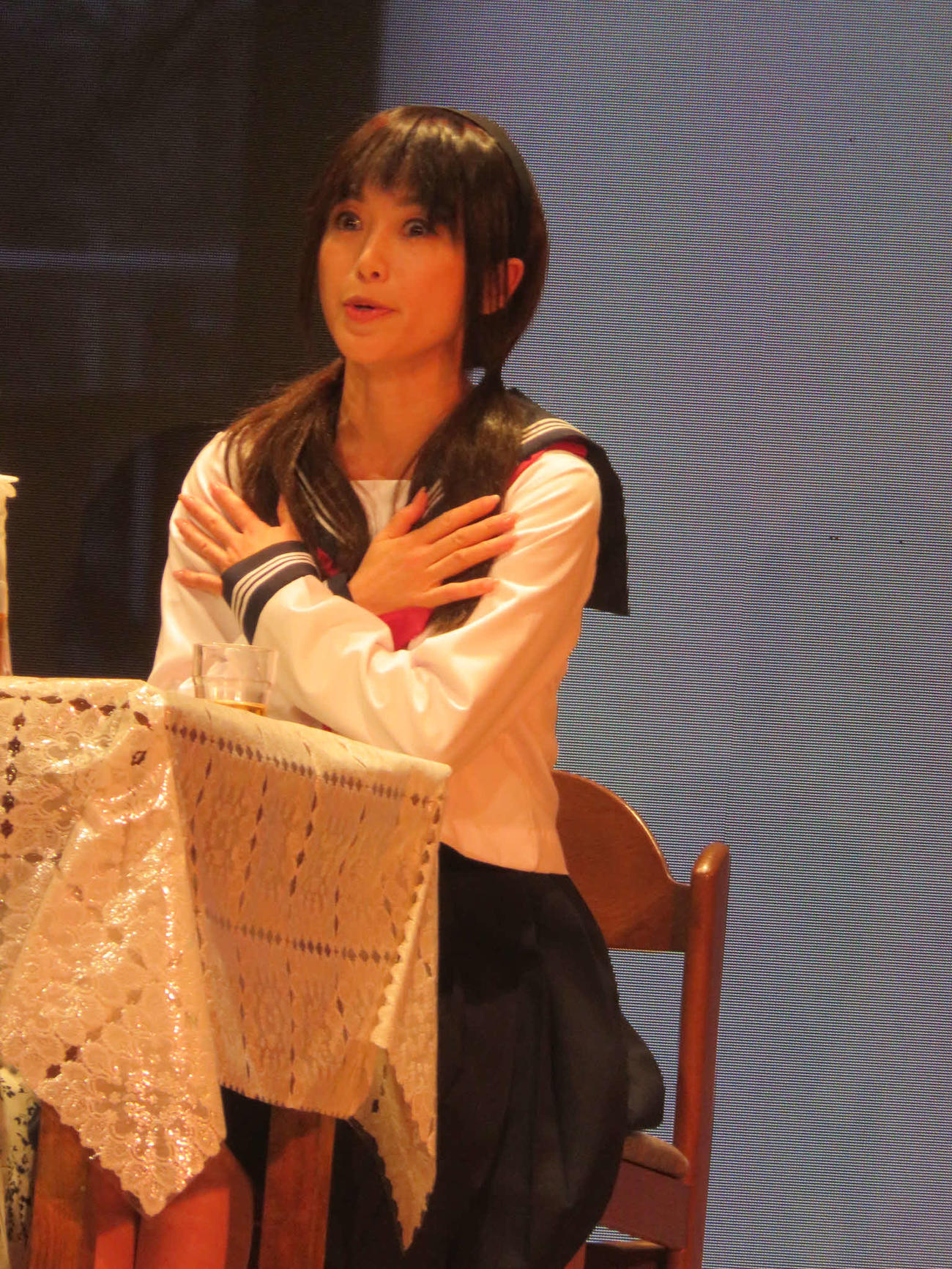 舞台「ごりょんさん」でセーラー服姿を披露する酒井法子