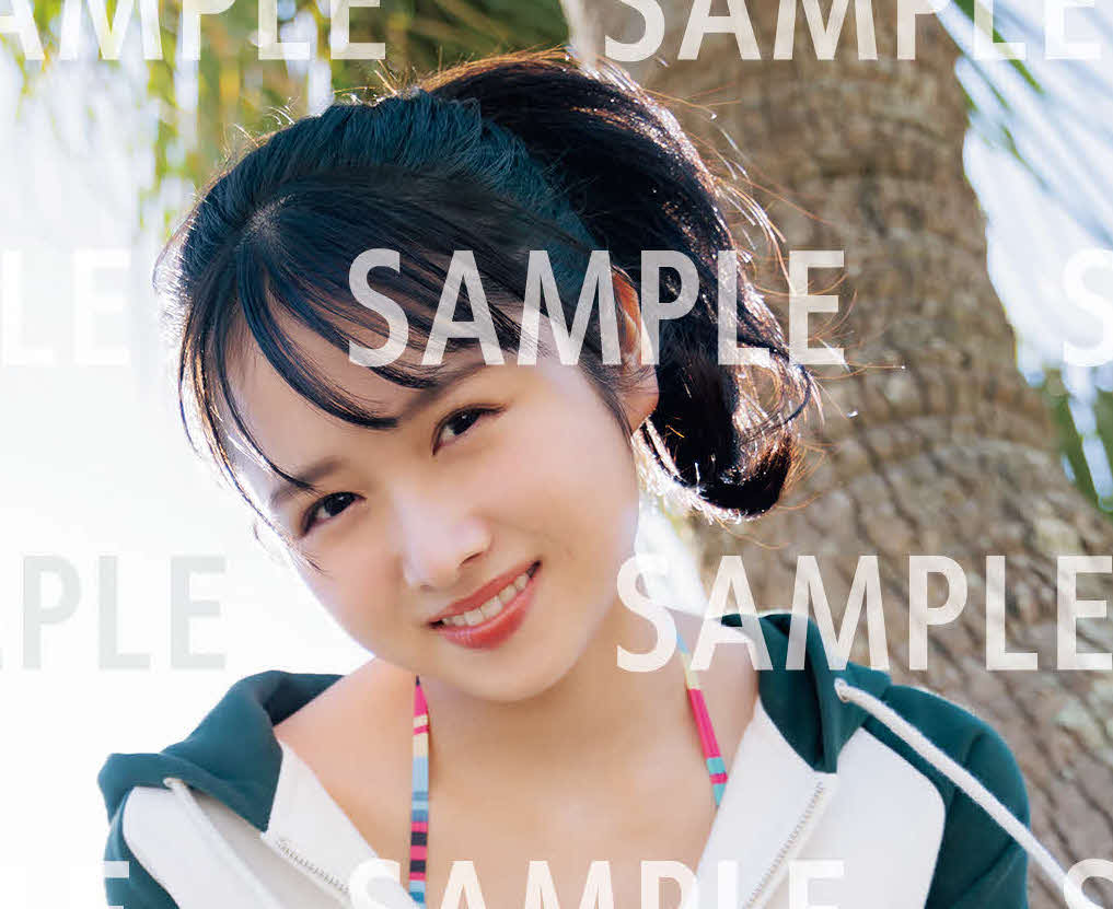 日向坂46上村ひなのファースト写真集「そのままで」の購入者特典として封入されるポストカード（全6種）使用写真の1枚