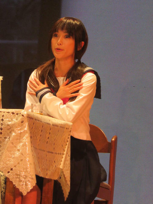 舞台「ごりょんさん」でセーラー服姿を披露する酒井法子