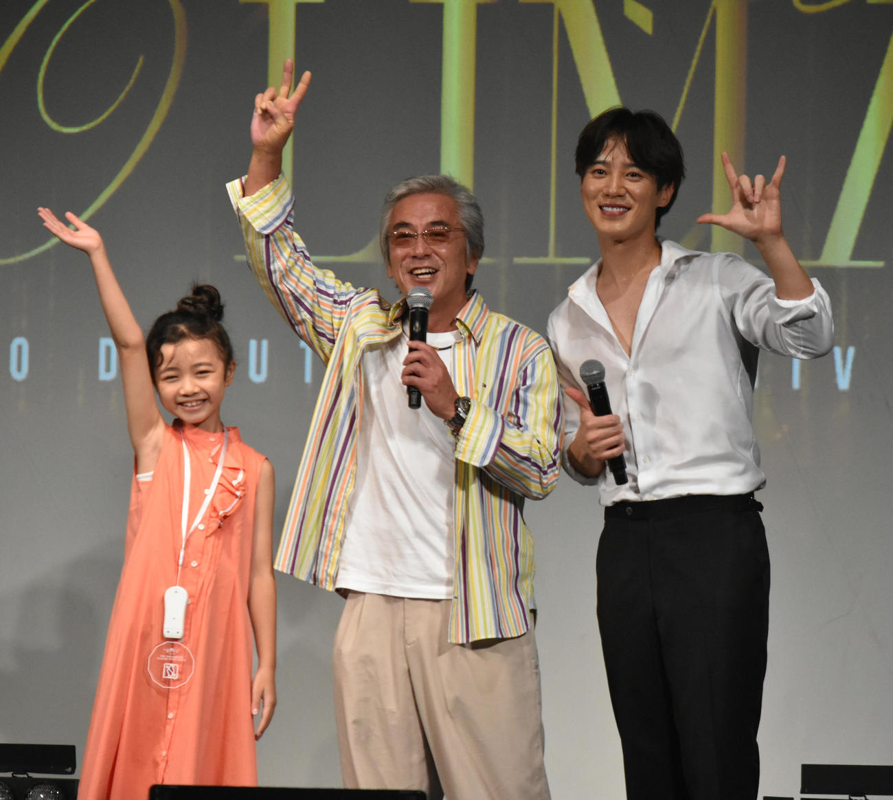 ドラマ「駐在刑事SP 2023」で共演した寺島進（中央）浅田芭路（左）と記念撮影するソンモ