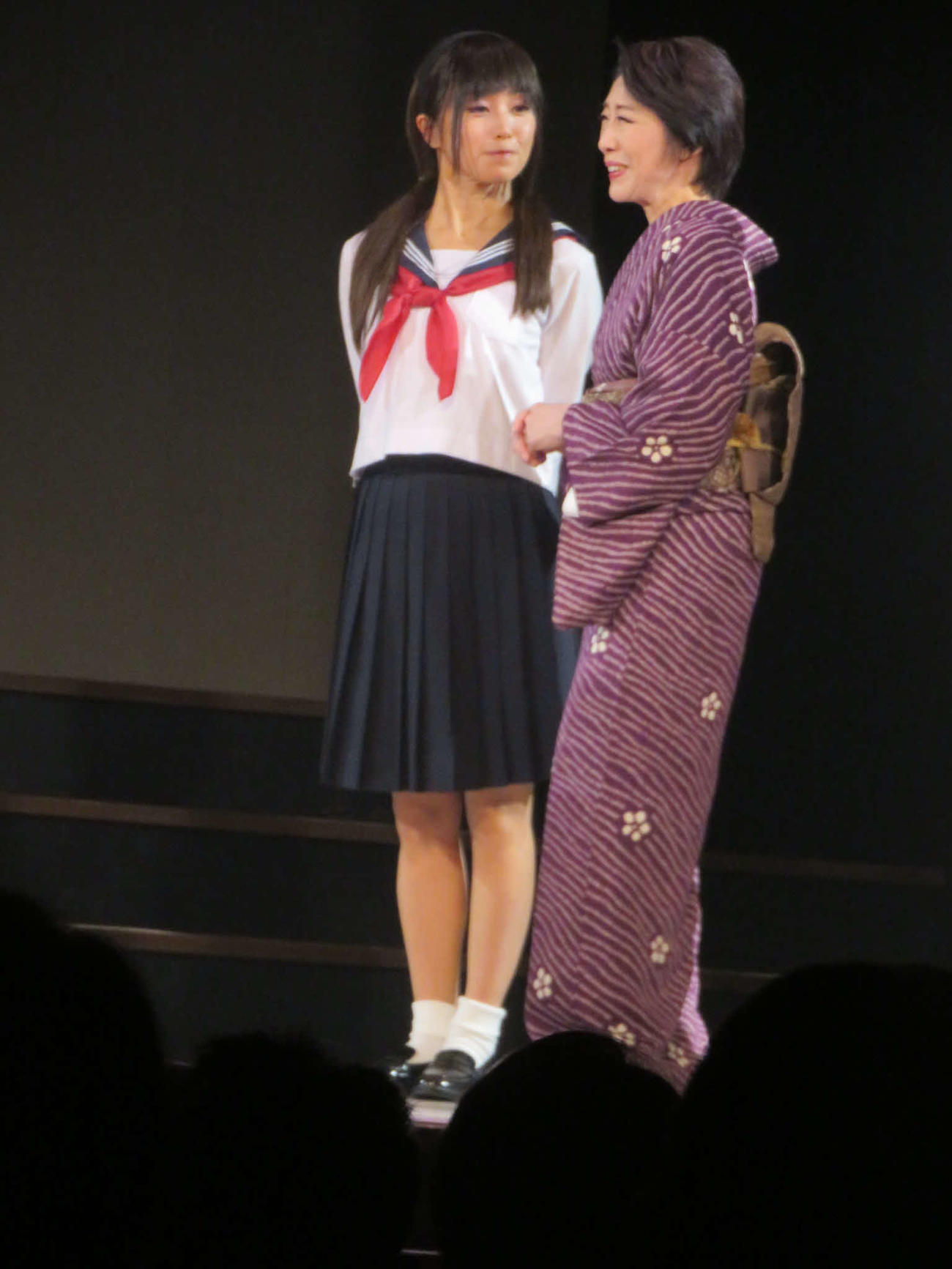 舞台「ごりょんさん」でセーラー服姿を披露する酒井法子（左）と祖母役の風祭ゆき