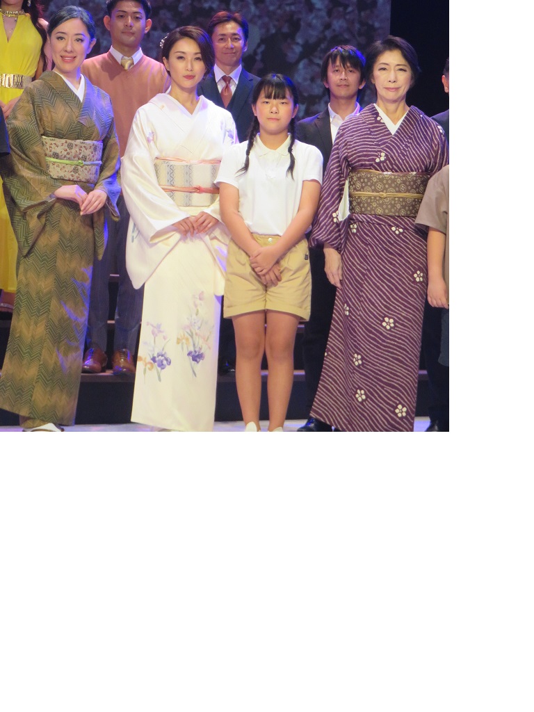 舞台「ごりょんさん」で終演後にあいさつする酒井法子（前列左から2人目）。前列左から大竹一重、2人おいて風祭ゆき