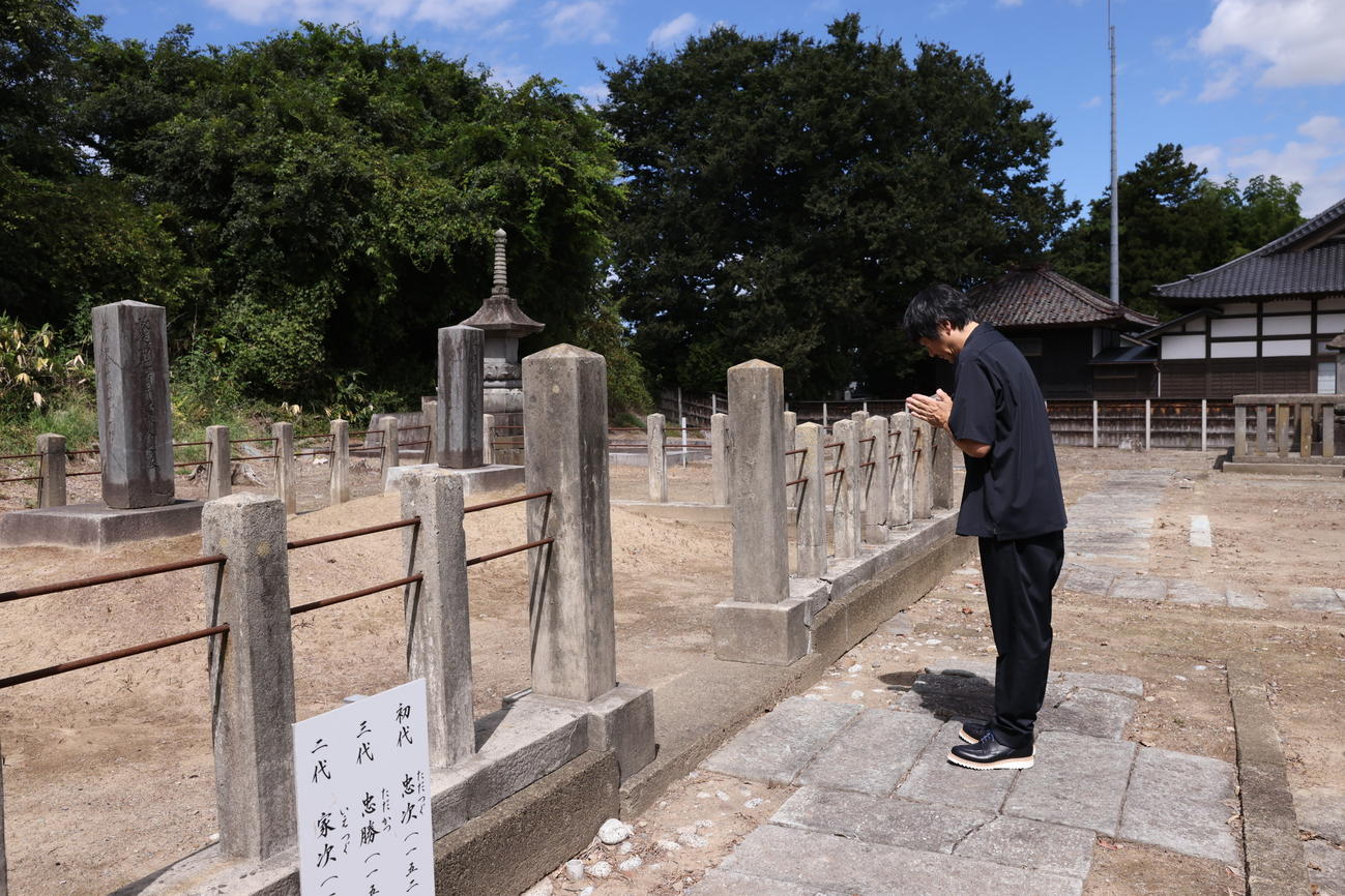 酒井家の墓参りをする大森南朋