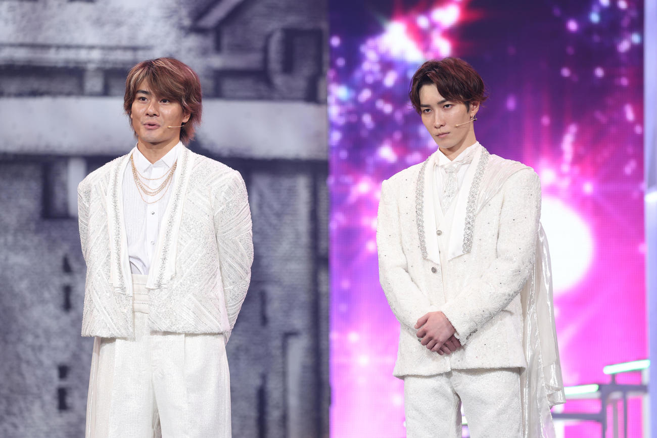 舞台「ドリームボーイズ」公開稽古を終え会見する森本慎太郎（左）と渡辺翔太（撮影・中島郁夫）
