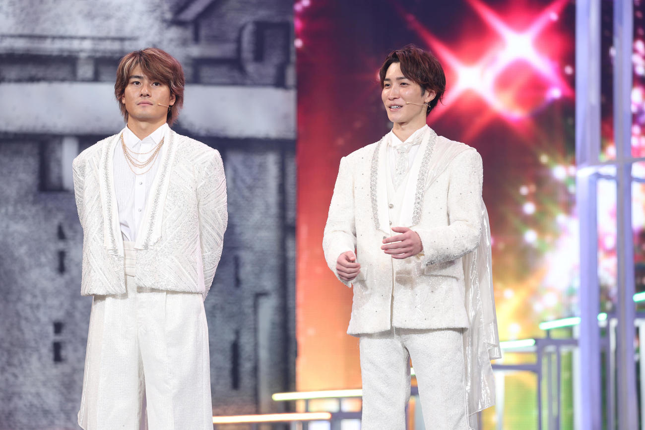 舞台「ドリームボーイズ」公開稽古を終え会見する森本慎太郎（左）と渡辺翔太（撮影・中島郁夫）
