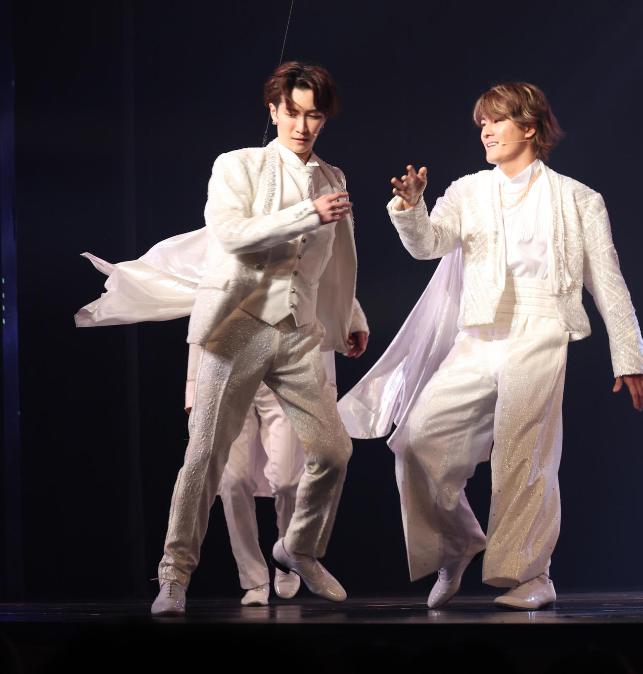 舞台「ドリームボーイズ」公開稽古で熱演する渡辺翔太（左）と森本慎太郎（撮影・中島郁夫）
