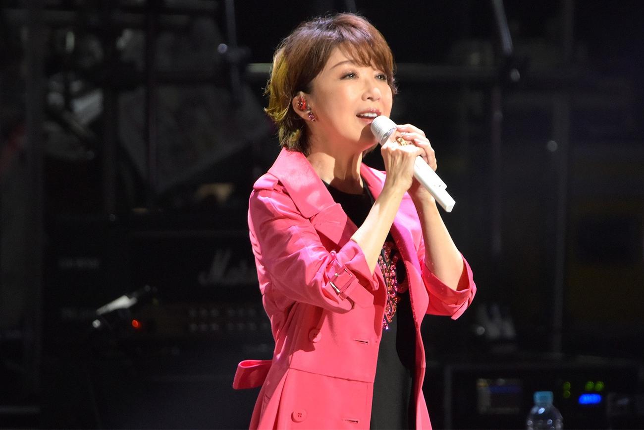「伊藤蘭50th Anniversary Tour～Started from Candies～Celebration day!」で熱唱する伊藤蘭