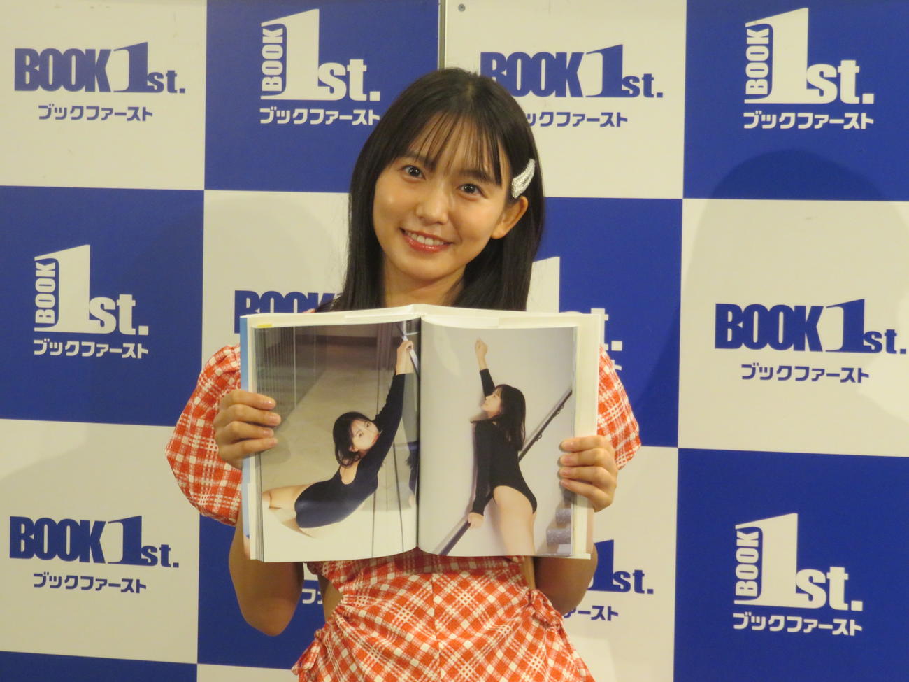 セカンド写真集「ねぇね～」の発売記念イベントでお気に入りの“峰不二子風カット”を見せる志田音々