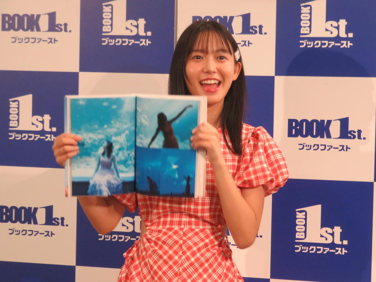 セカンド写真集「ねぇね～」の発売記念イベントでお気に入りの“お姫さま風カット”を見せる志田音々