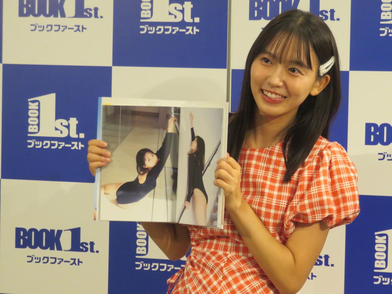 セカンド写真集「ねぇね～」の発売記念イベントでお気に入りの“峰不二子風カット”を見せる志田音々