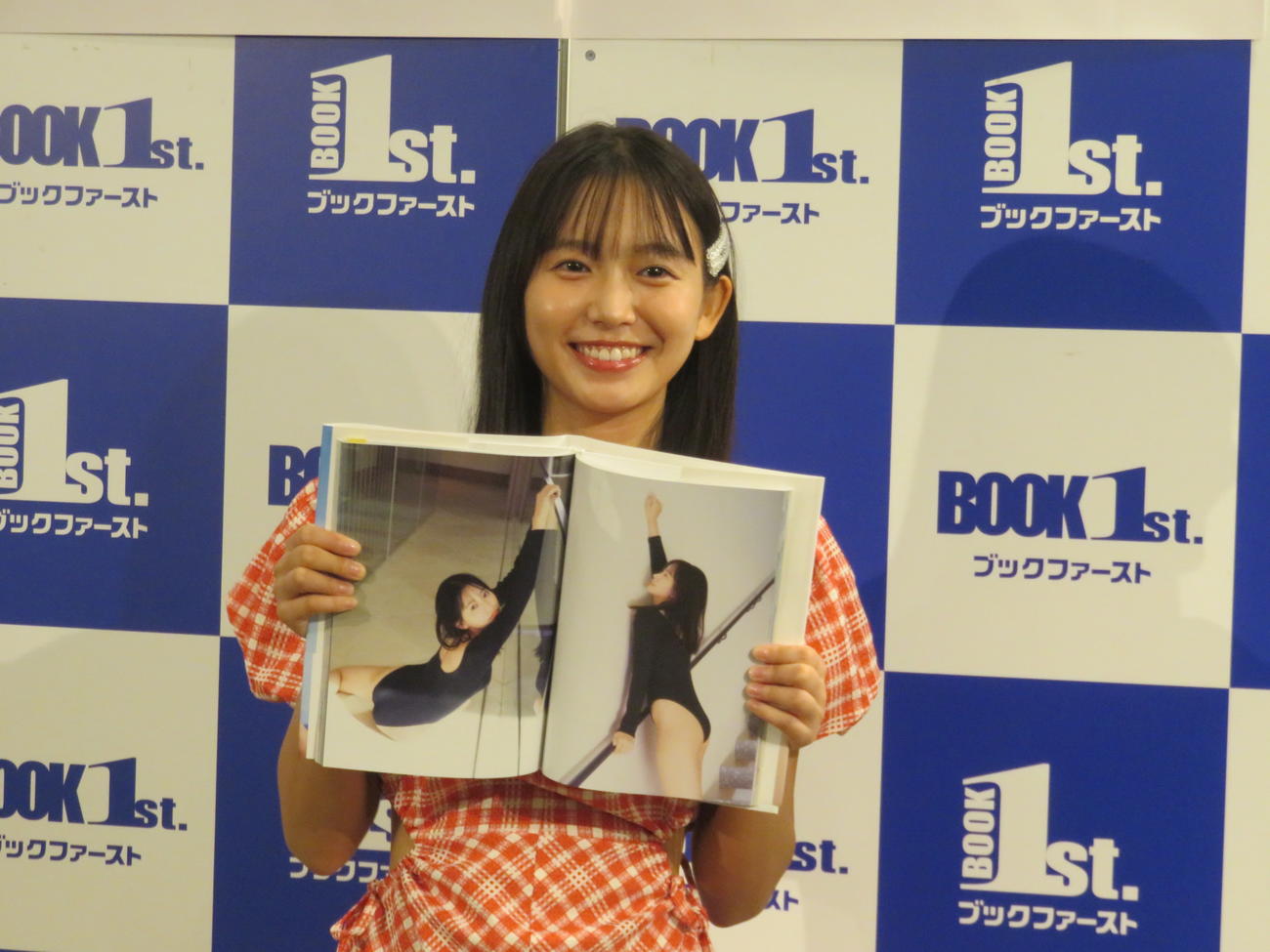 セカンド写真集「ねぇね～」の発売記念イベントでお気に入りの“峰不二子風カット”を見せる志田音々