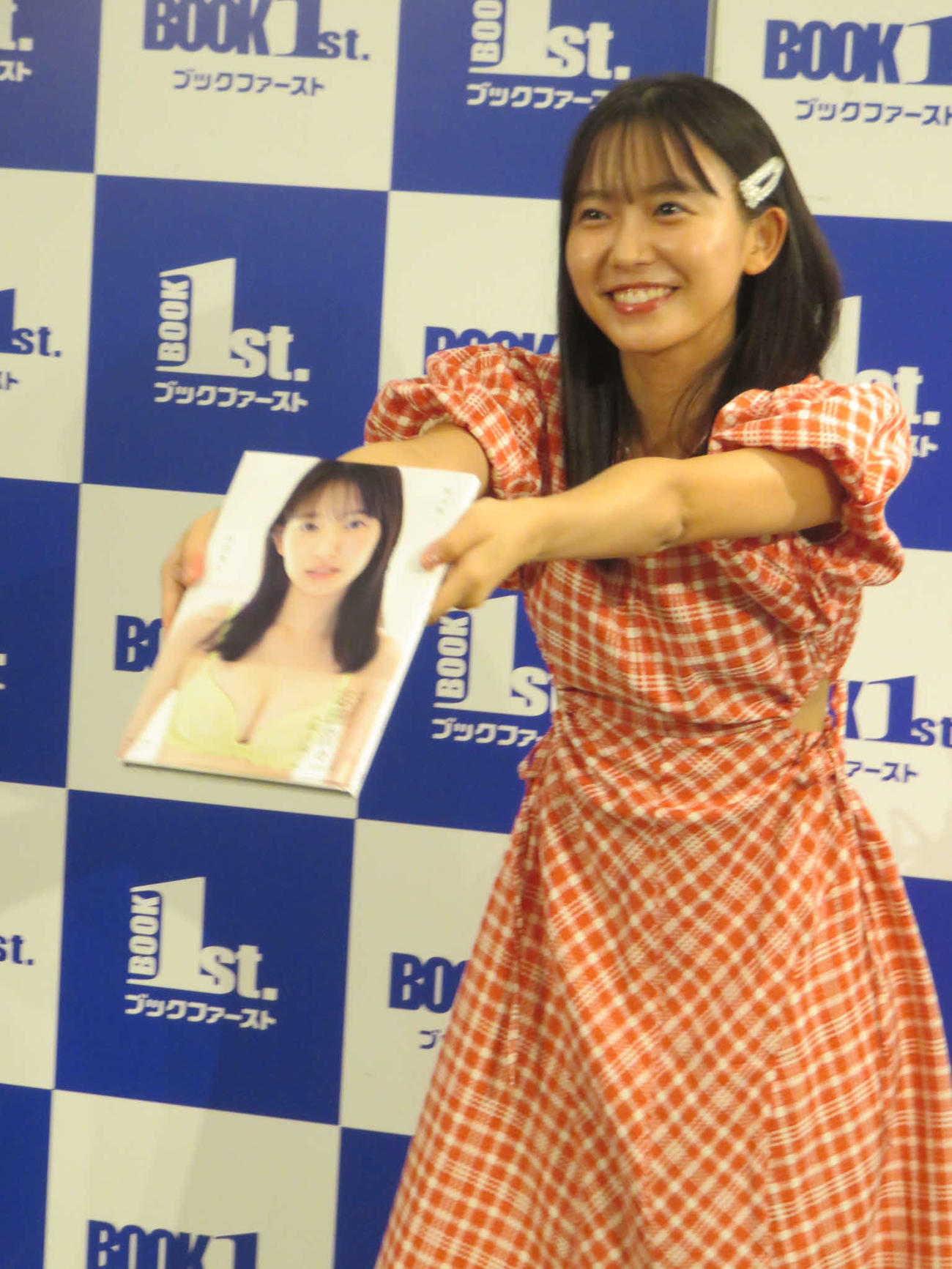セカンド写真集「ねぇね～」の発売記念イベントを行った志田音々