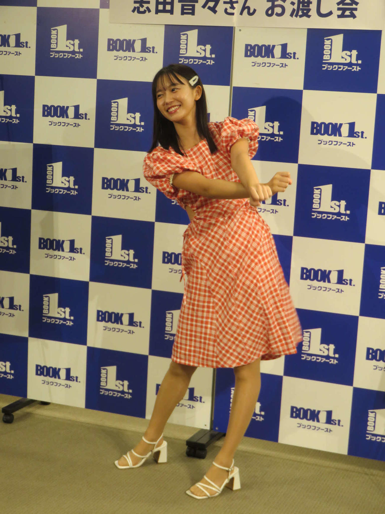 セカンド写真集「ねぇね～」の発売記念イベントを行った志田音々