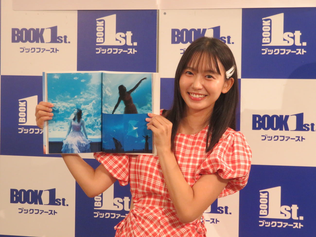 セカンド写真集「ねぇね～」の発売記念イベントでお気に入りの“お姫さま風カット”を見せる志田音々