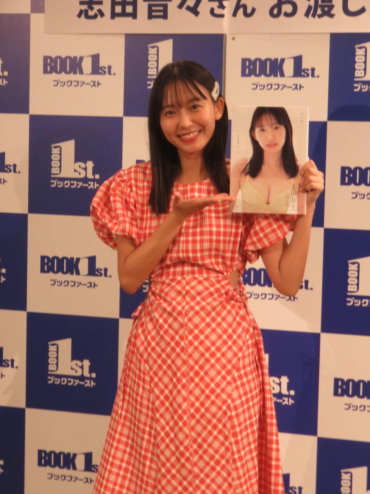 セカンド写真集「ねぇね～」の発売記念イベントを行った志田音々