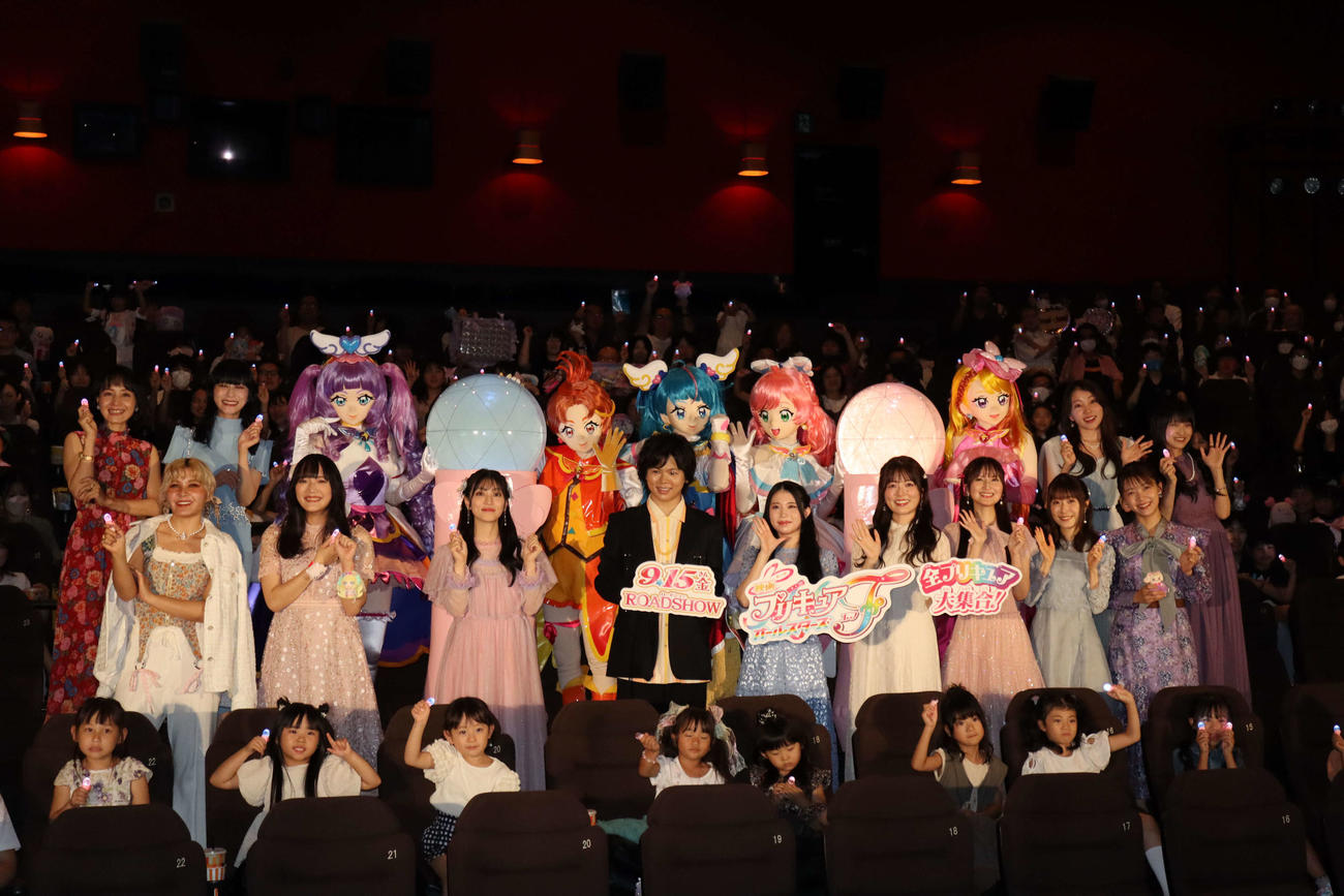 映画「プリキュアオールスターズF」の完成試写会に出席した、前列左からファイルーズあい、菱川花菜、古賀葵、村瀬歩、関根明良、加隈亜衣、七瀬彩夏、日高里菜、三森すずこ、後列左から嶋村侑、本泉莉奈、小原好美、藤田咲