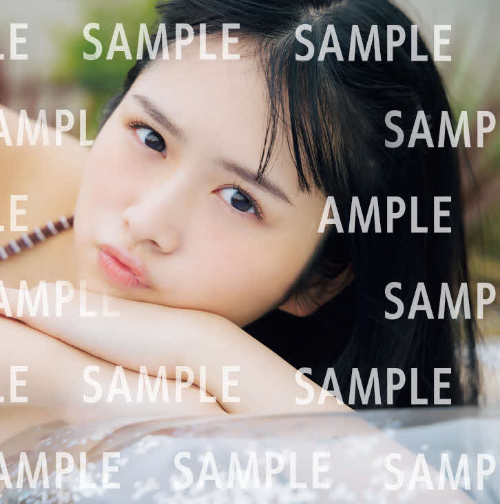 日向坂46上村ひなのファースト写真集「そのままで」の購入者特典として封入されるポストカード（全6種）使用写真の1枚