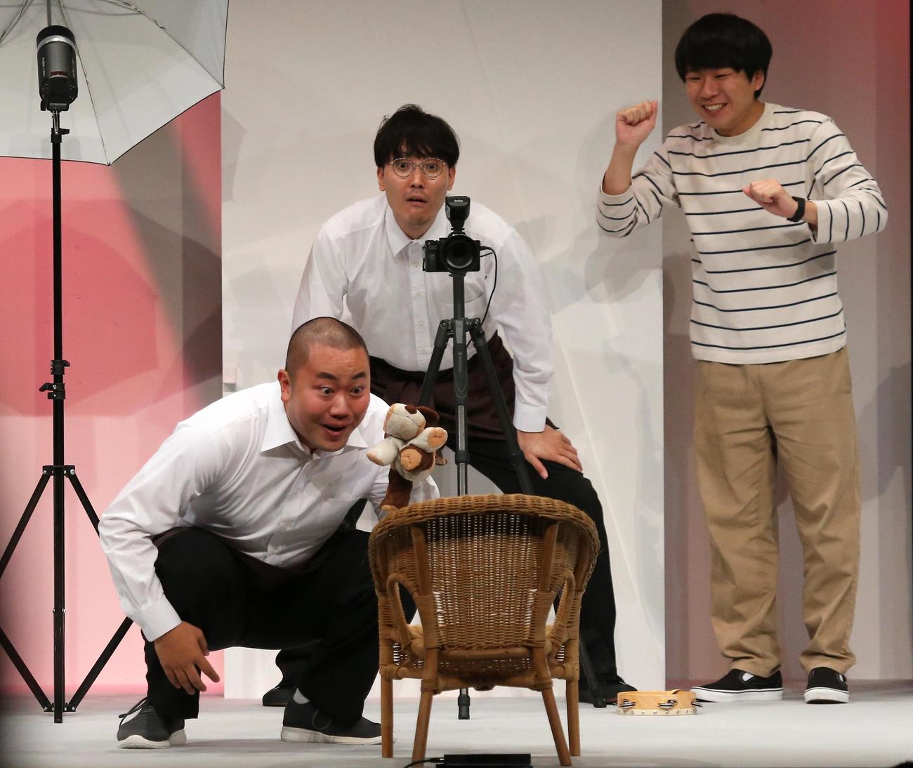 単独公演「はじめての感情」でコントを披露するハナコ。左から岡部大、菊田竜大、秋山寛貴