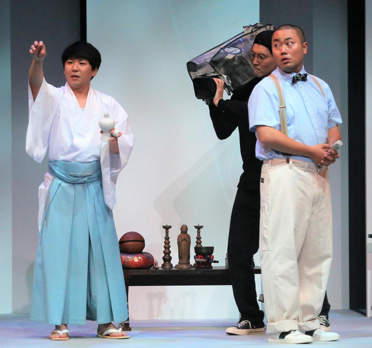 単独公演「はじめての感情」でコントを披露するハナコ。左から秋山寛貴、菊田竜大、岡部大