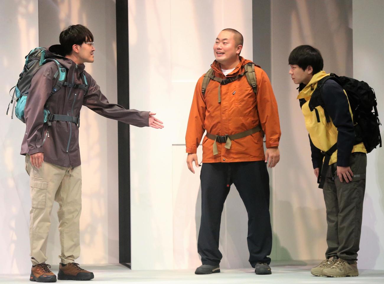 単独公演「はじめての感情」でコントを披露するハナコ。左から菊田竜大、岡部大、秋山寛貴