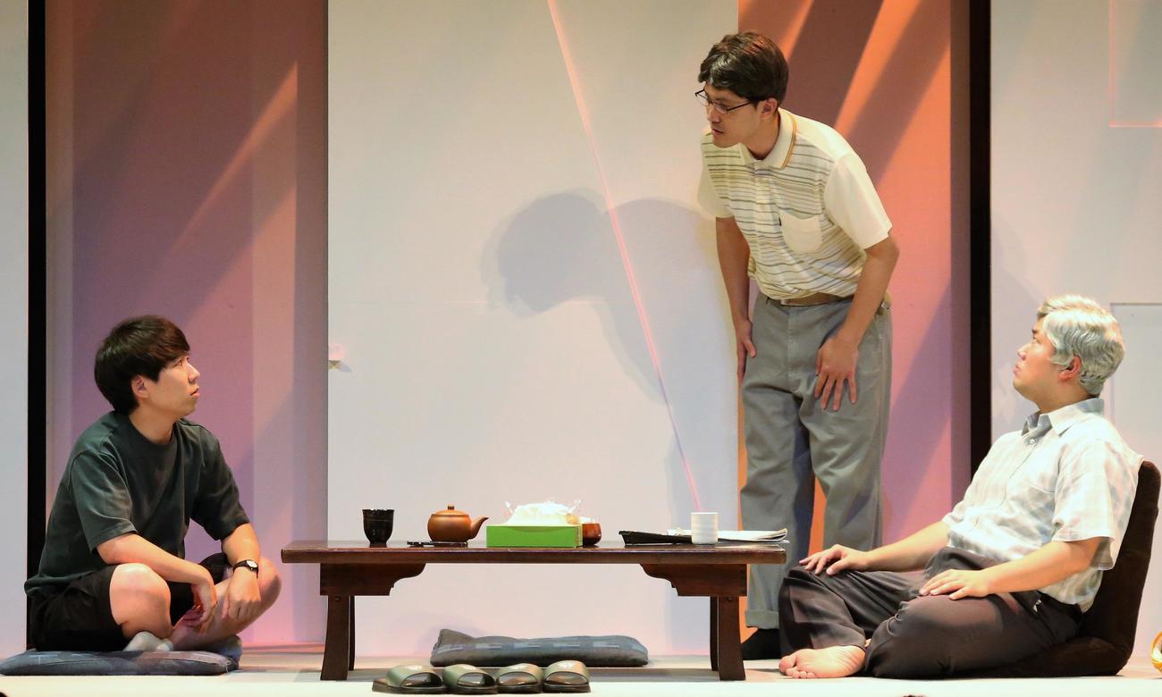 単独公演「はじめての感情」でコントを披露するハナコ。左から秋山寛貴、菊田竜大、岡部大