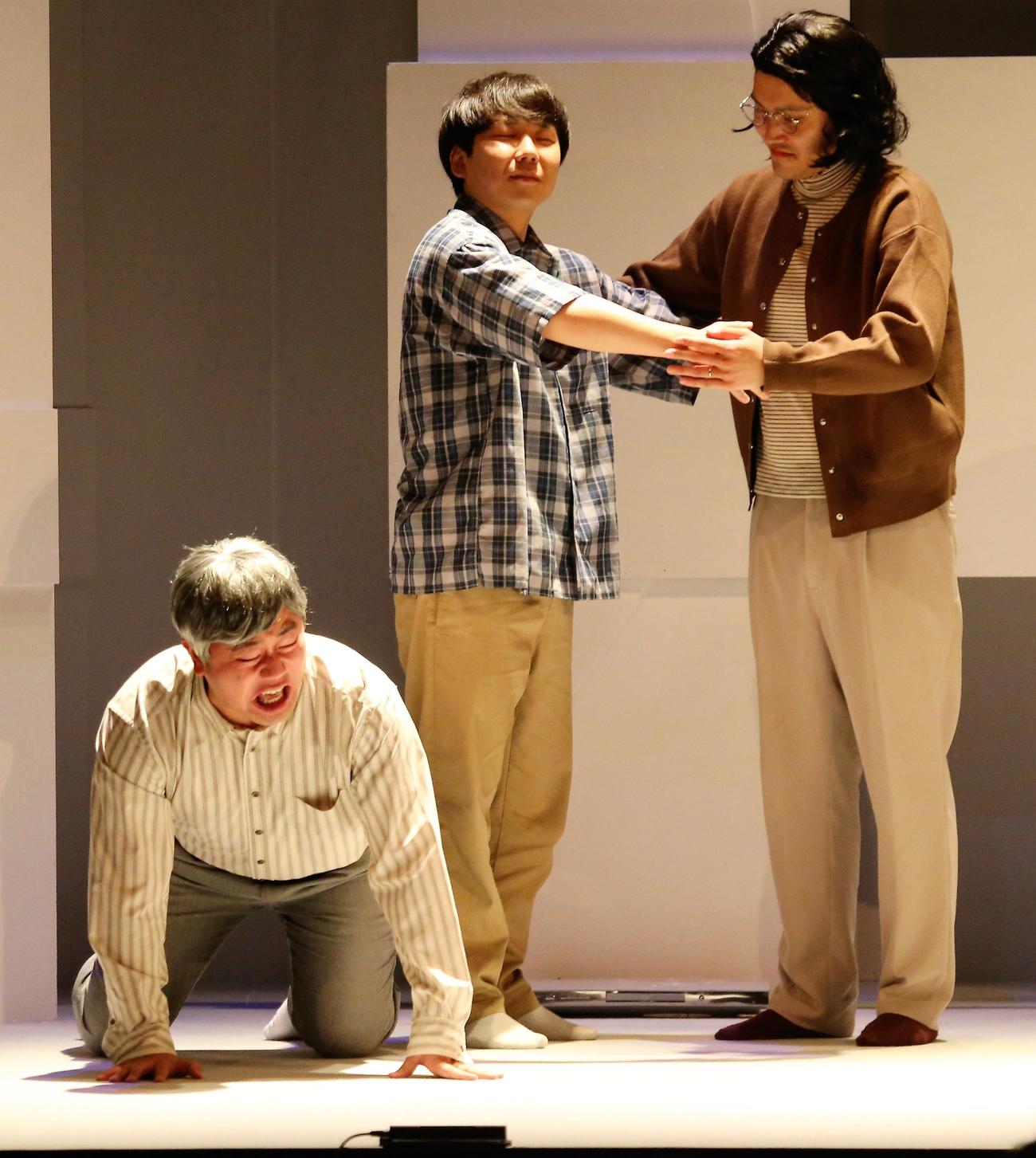 単独公演「はじめての感情」でコントを披露するハナコ。左から岡部大、秋山寛貴、菊田竜大