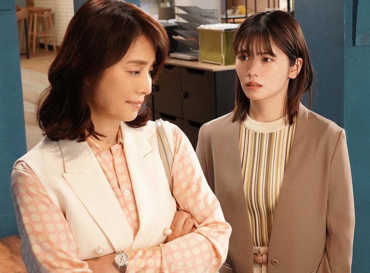「転職の魔王様」に出演する石田ゆり子（左）、小芝風花（C）カンテレ