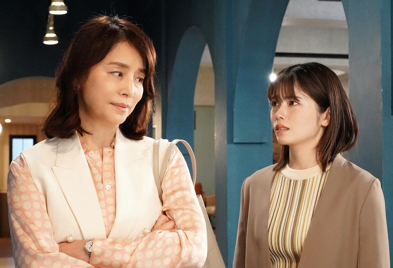 「転職の魔王様」に出演する石田ゆり子（左）、小芝風花（C）カンテレ