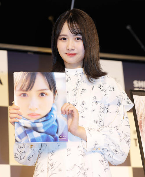 1stソロ写真集「そのままで」を手に写真に納まる日向坂46上村ひなの（撮影・河田真司）