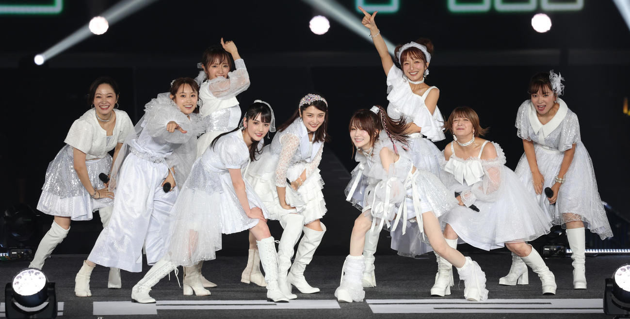 ハロー！プロジェクト25周年記念コンサートを盛り上げるモーニング娘。のOGたち。左から市井紗耶香、高橋愛、紺野あさ美、道重さゆみ、石川梨華、田中れいな、辻希美、矢口真里、保田圭（2023年9月撮影）