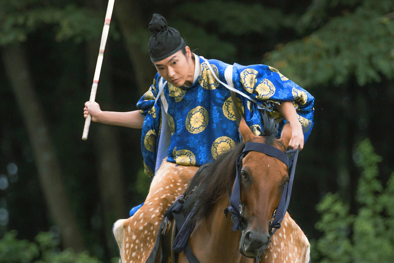 打毬（だきゅう）の撮影を行う、24年度大河ドラマ「光る君へ」で藤原道長を演じる柄本佑