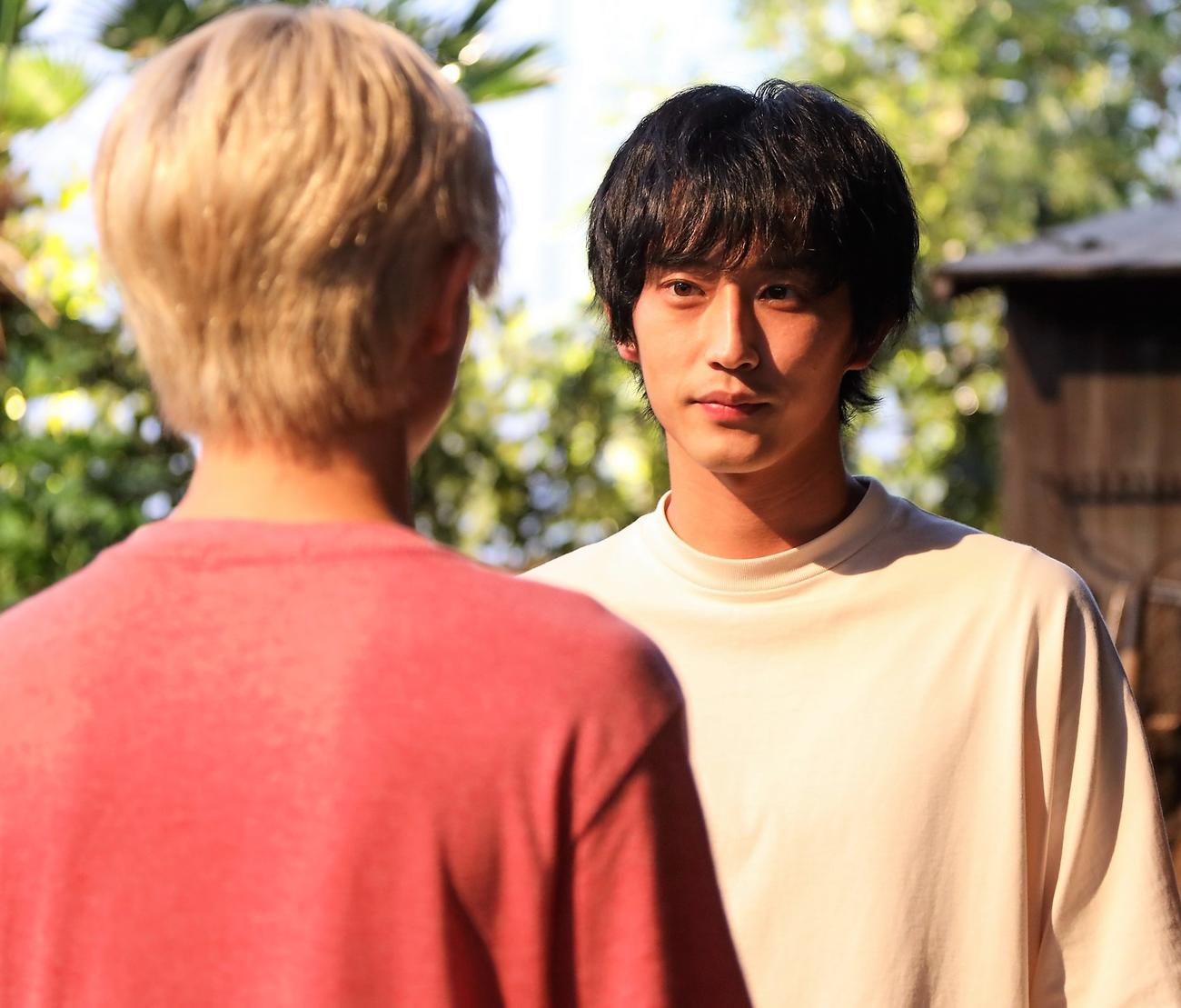「ばらかもん」に出演する杉野遥亮、手前は綱啓永（C）フジテレビ
