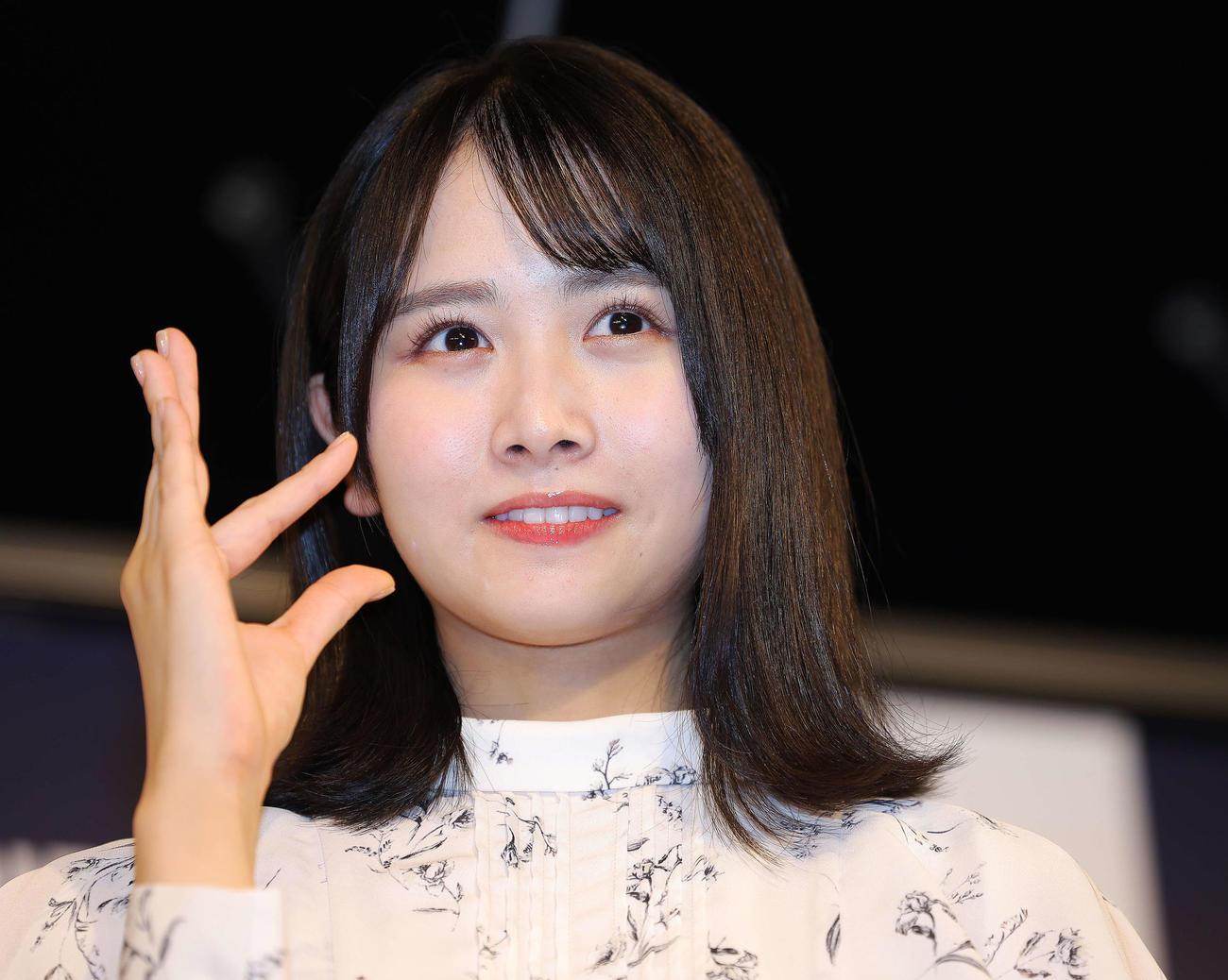 「ひらがなポーズ」する日向坂46上村ひなの（撮影・河田真司）