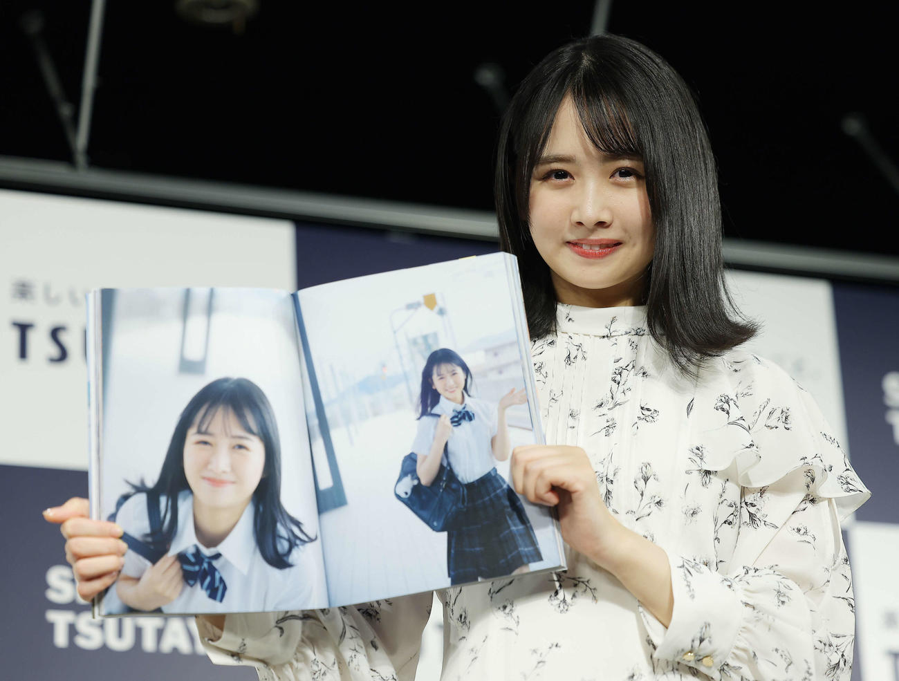 1stソロ写真集「そのままで」のお気に入りカットを見せ写真に納まる日向坂46上村ひなの（撮影・河田真司）