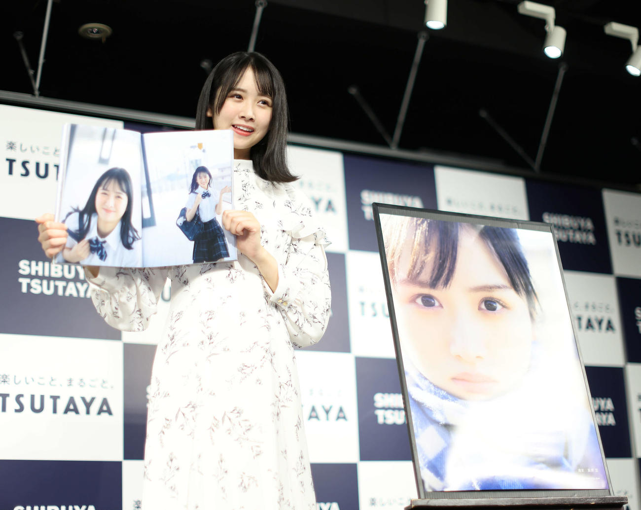 1stソロ写真集「そのままで」のお気に入りカットを見せ写真に納まる日向坂46上村ひなの（撮影・河田真司）