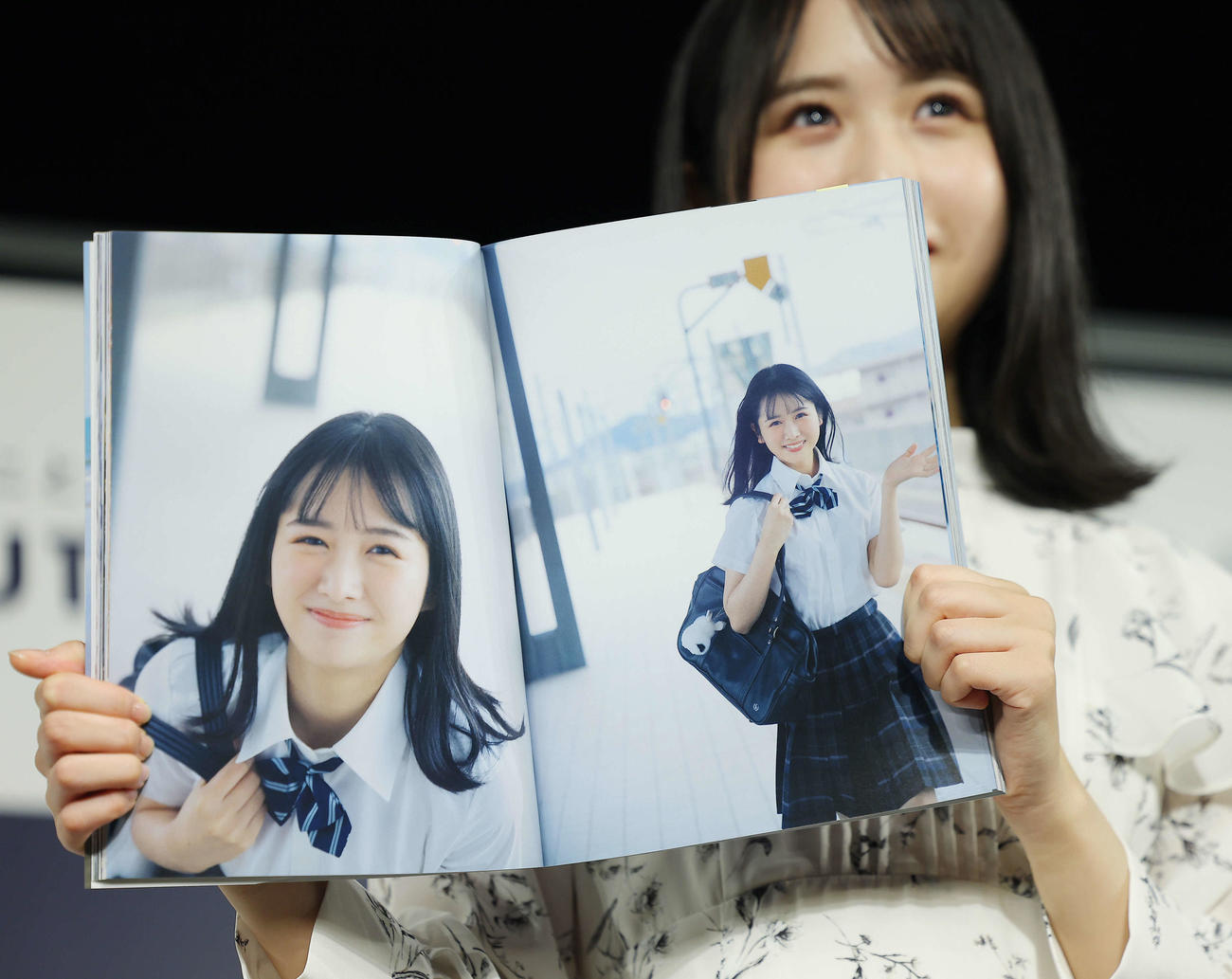 1stソロ写真集「そのままで」のお気に入りカットを見せる日向坂46上村ひなの（撮影・河田真司）