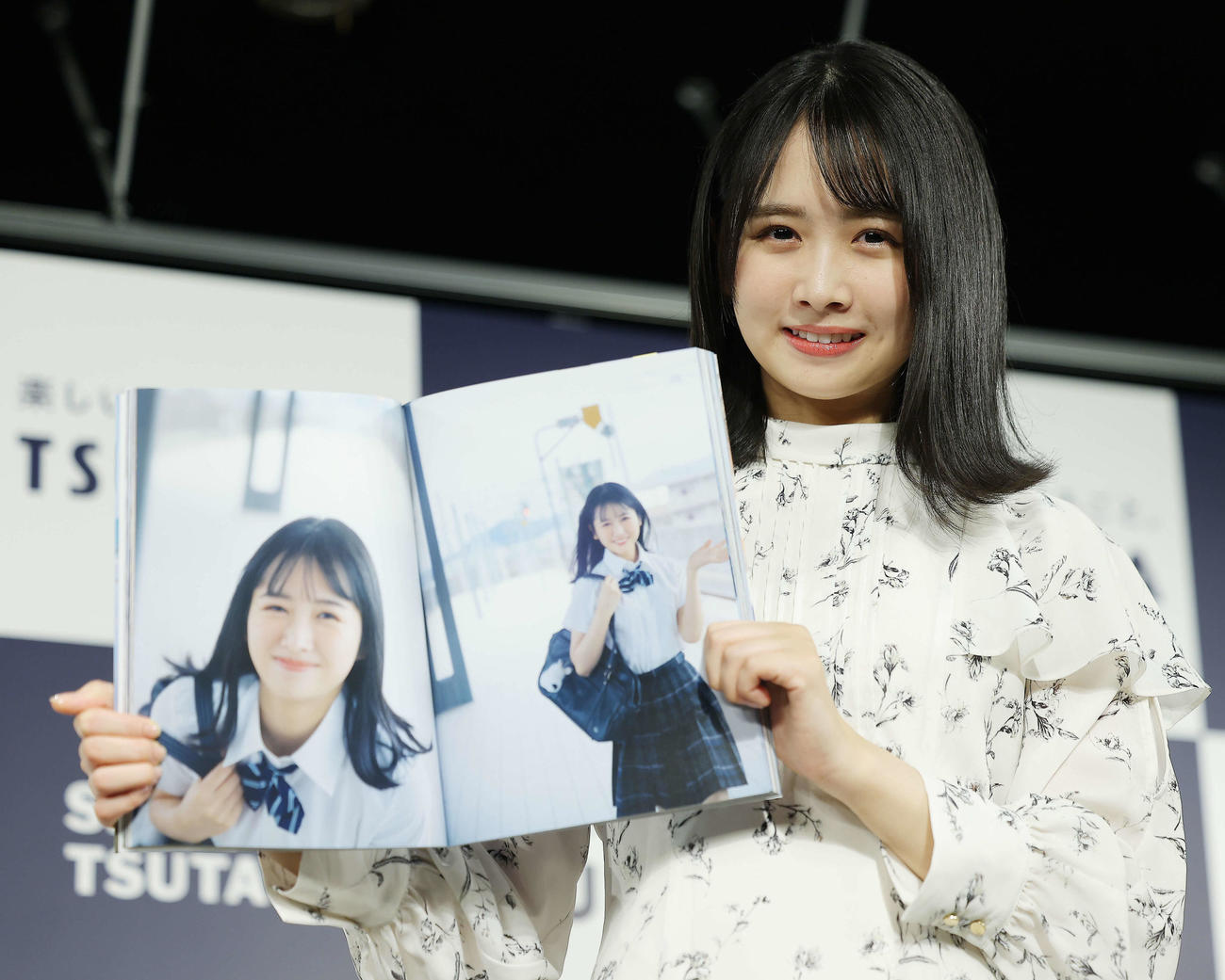 1stソロ写真集「そのままで」のお気に入りカットを見せ写真に納まる日向坂46上村ひなの（撮影・河田真司）