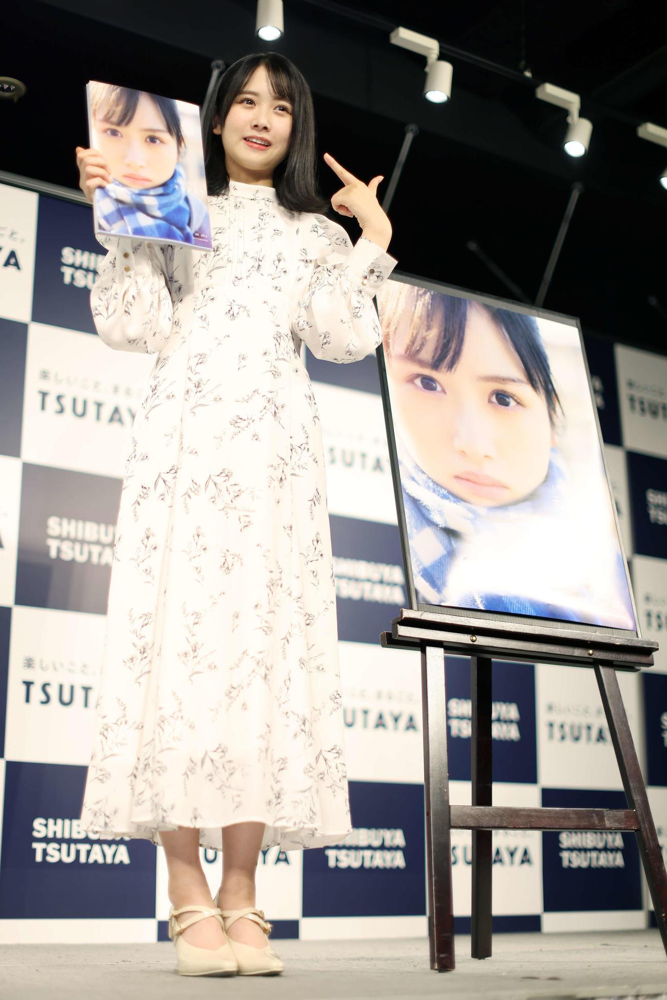 1stソロ写真集「そのままで」を手に写真に納まる日向坂46上村ひなの（撮影・河田真司）