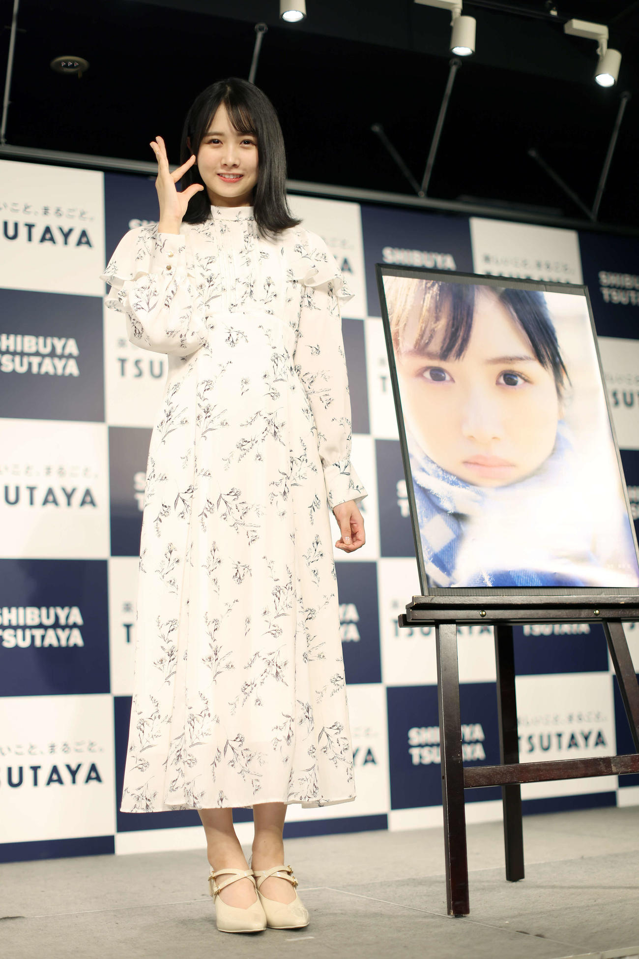 「ひらがなポーズ」する日向坂46上村ひなの（撮影・河田真司）