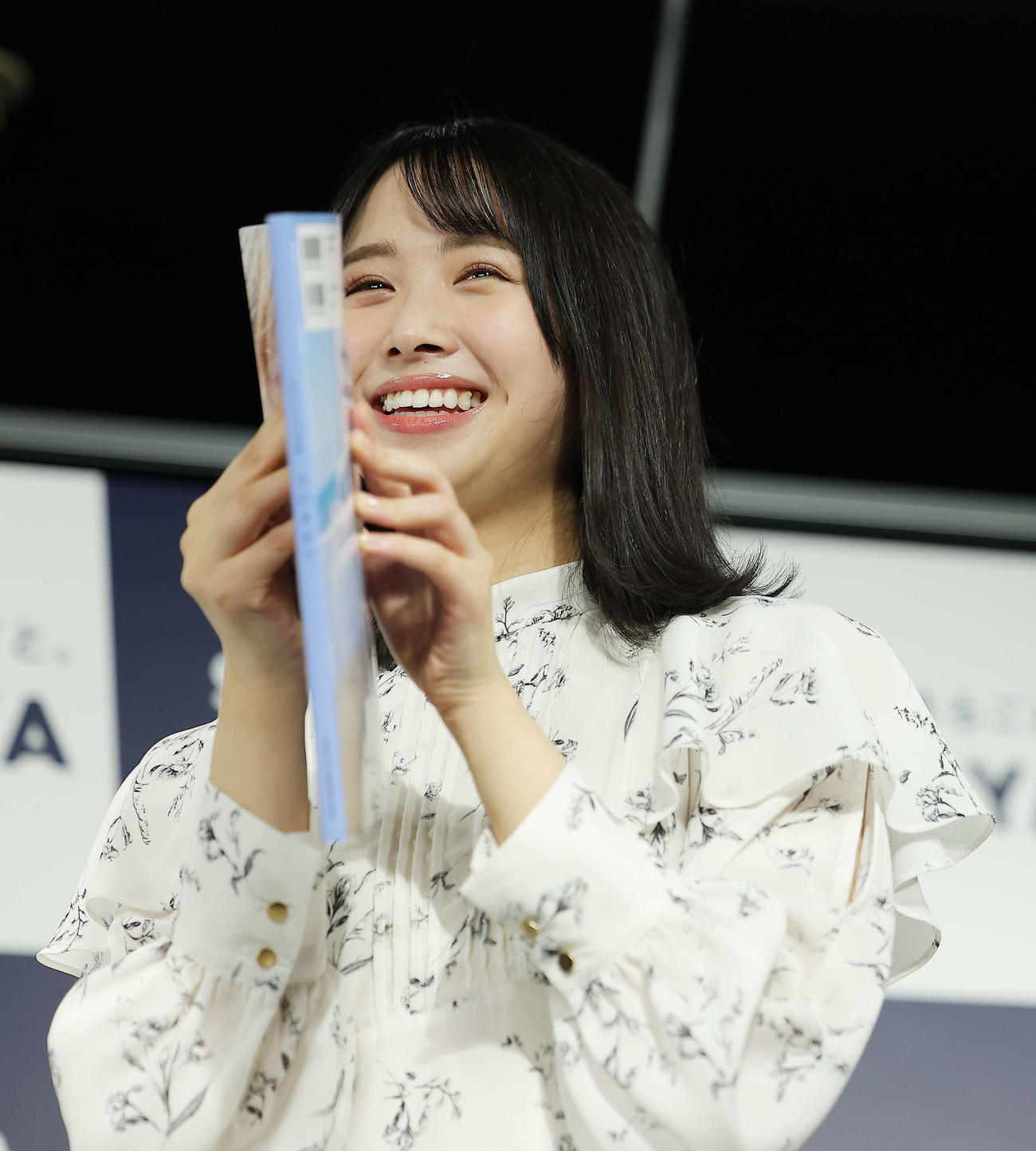 1stソロ写真集「そのままで」のお気に入りカットを笑顔で選ぶ日向坂46上村ひなの（撮影・河田真司）