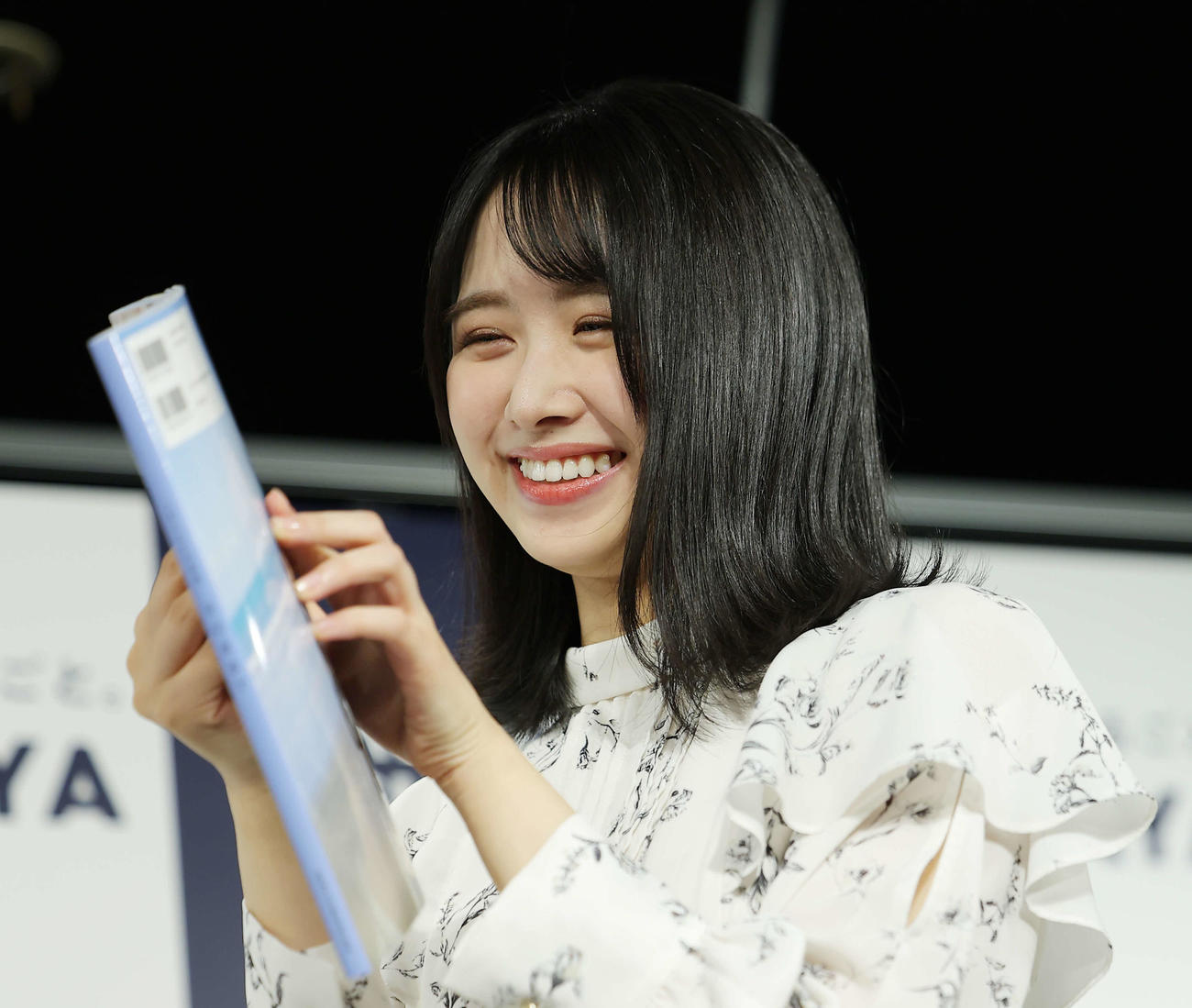 1stソロ写真集「そのままで」のお気に入りカットを笑顔で選ぶ日向坂46上村ひなの（撮影・河田真司）