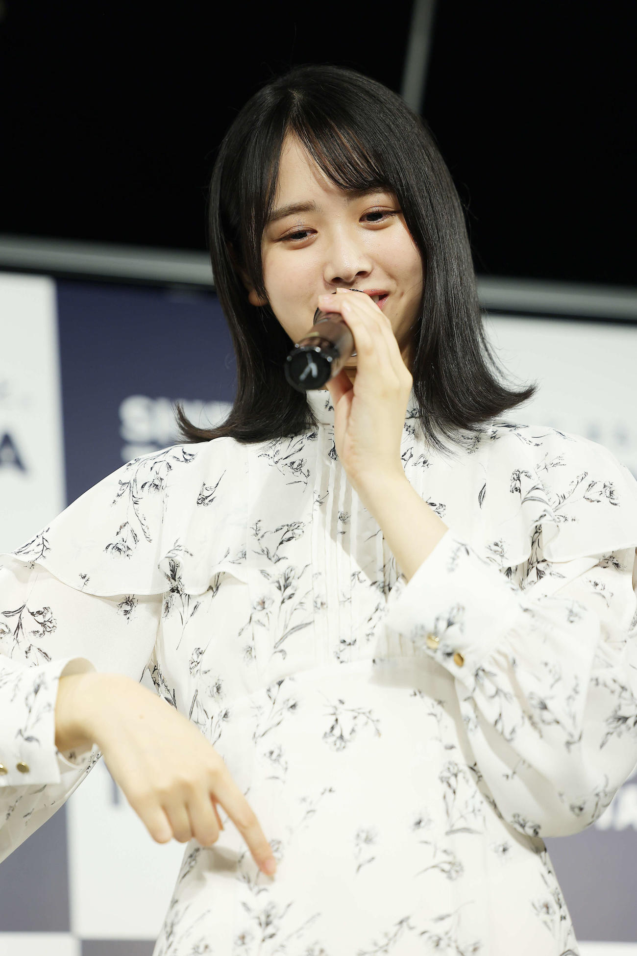 1stソロ写真集「そのままで」発売記念記者会見で質問に答える日向坂46上村ひなの（撮影・河田真司）