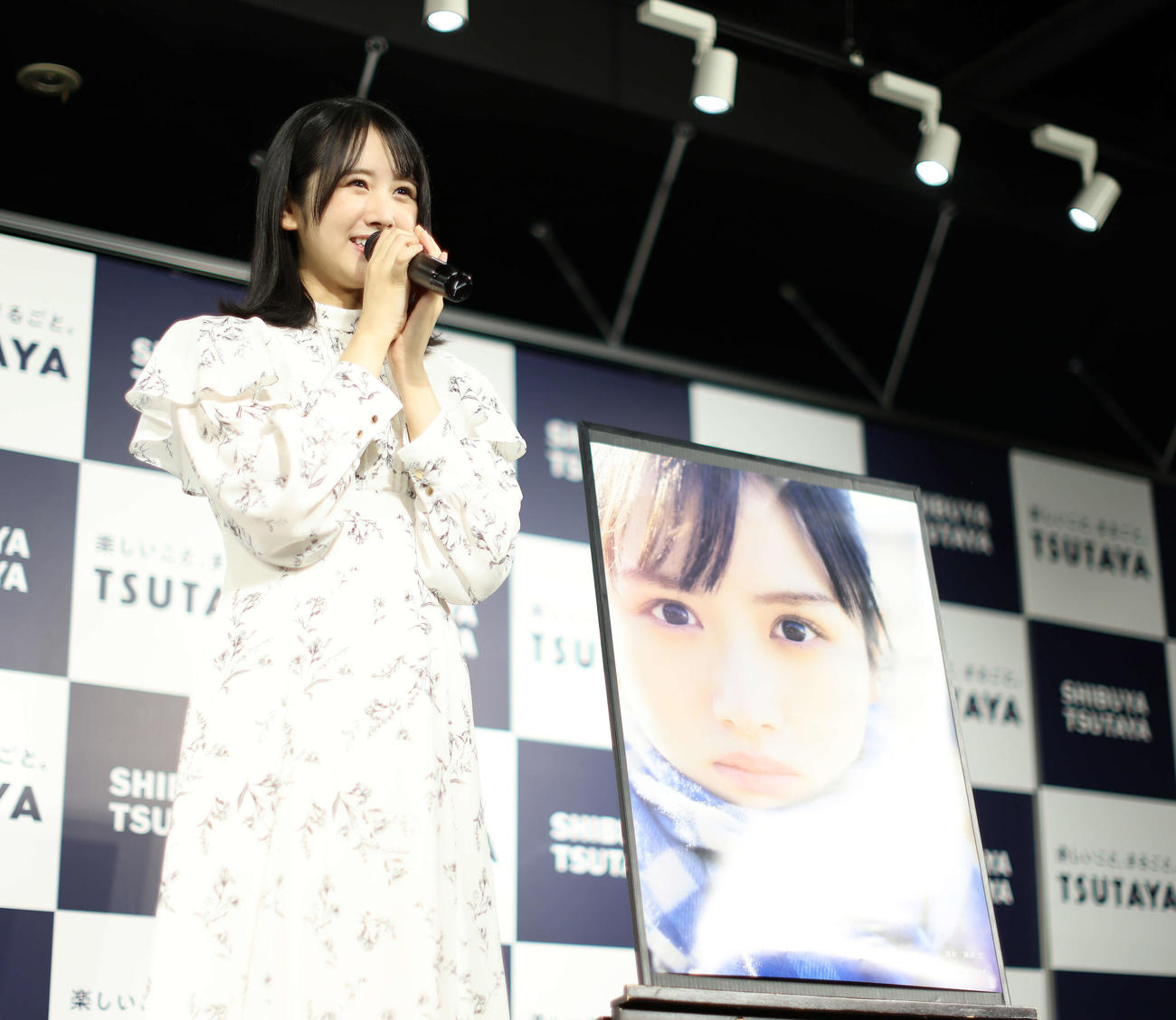 1stソロ写真集「そのままで」発売記念記者会見で質問に答える日向坂46上村ひなの（撮影・河田真司）