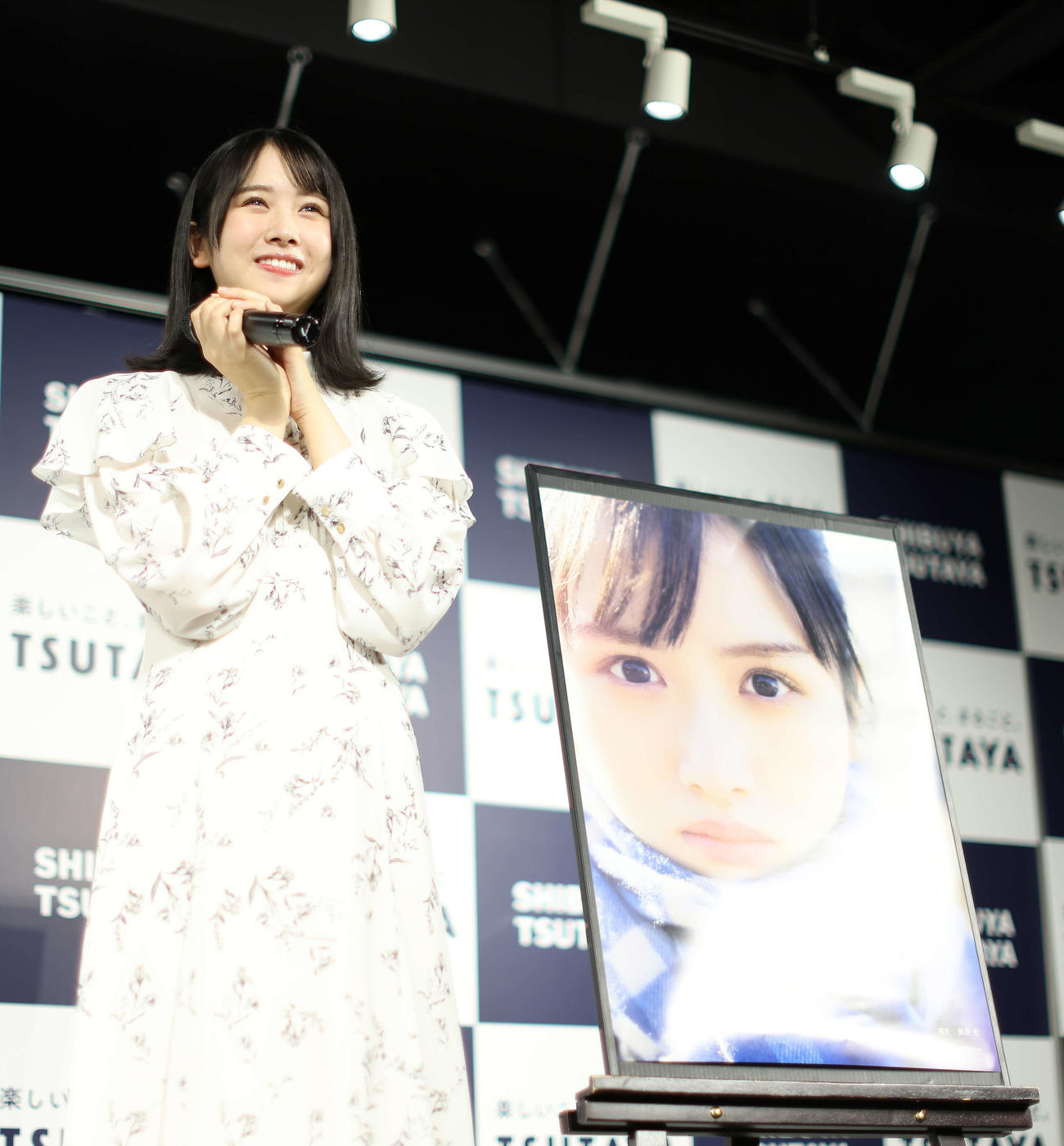 1stソロ写真集「そのままで」発売記念記者会見で質問に答える日向坂46上村ひなの（撮影・河田真司）