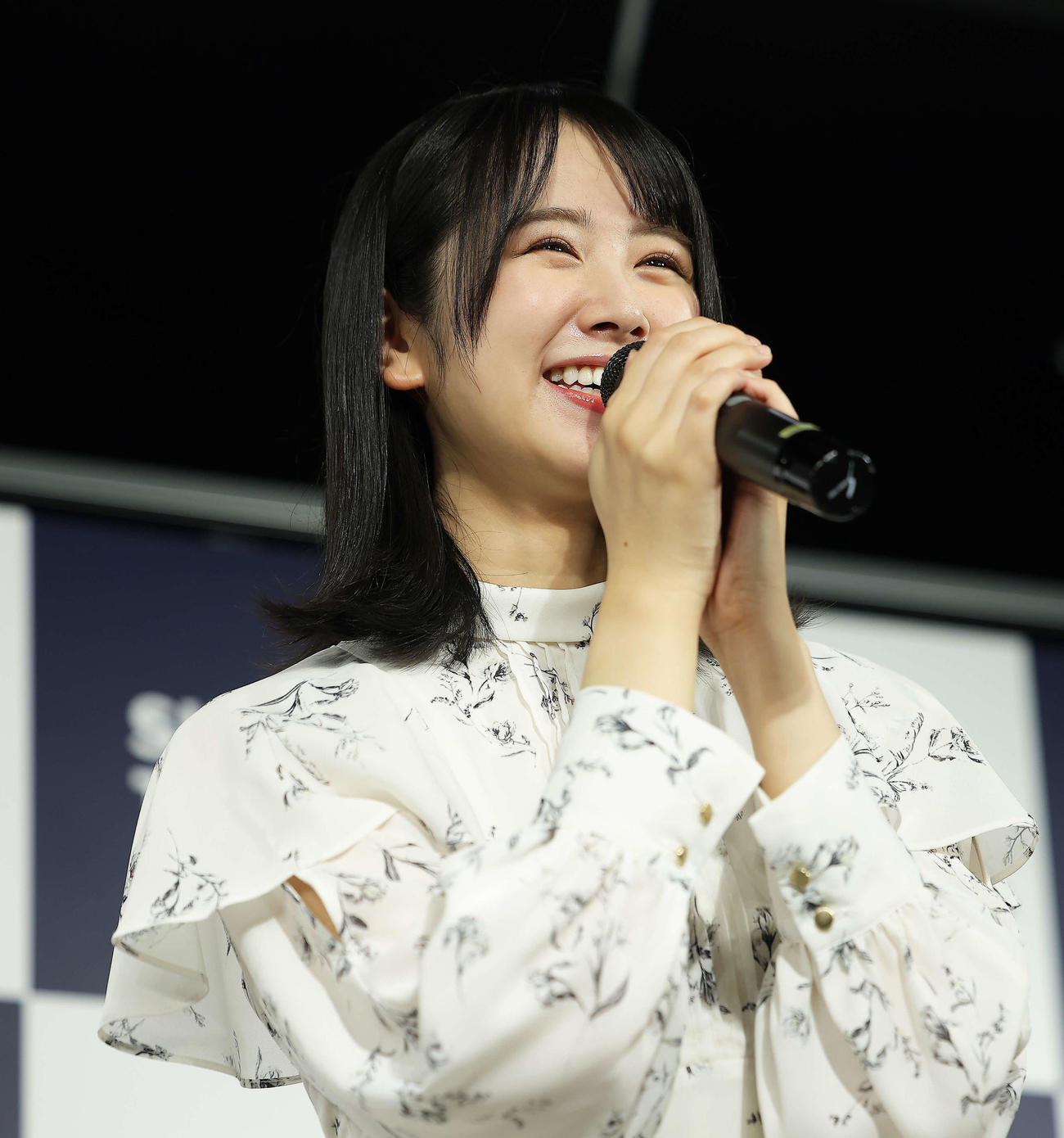 1stソロ写真集「そのままで」発売記念記者会見で質問に答える日向坂46上村ひなの（撮影・河田真司）
