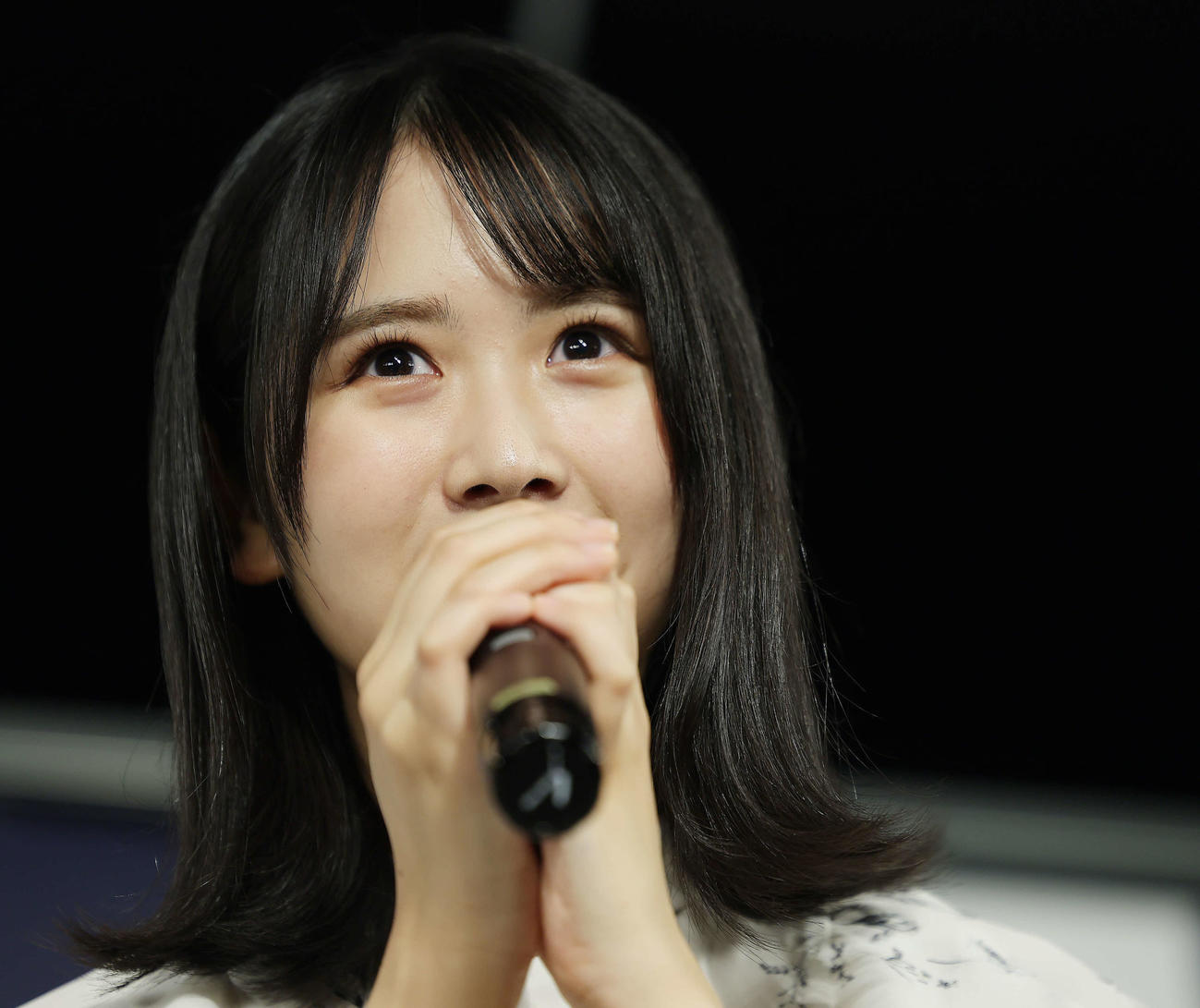 1stソロ写真集「そのままで」発売記念記者会見で質問に答える日向坂46上村ひなの（撮影・河田真司）