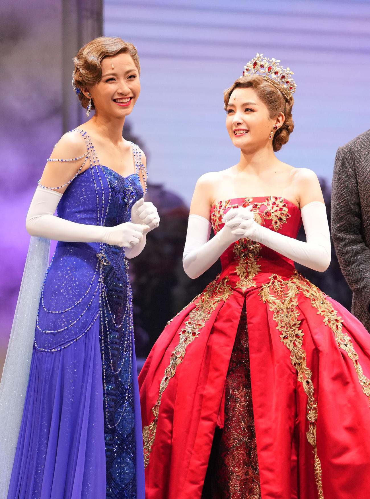 会見で笑顔を見せる木下晴香（左）と葵わかな（撮影・横山健太）